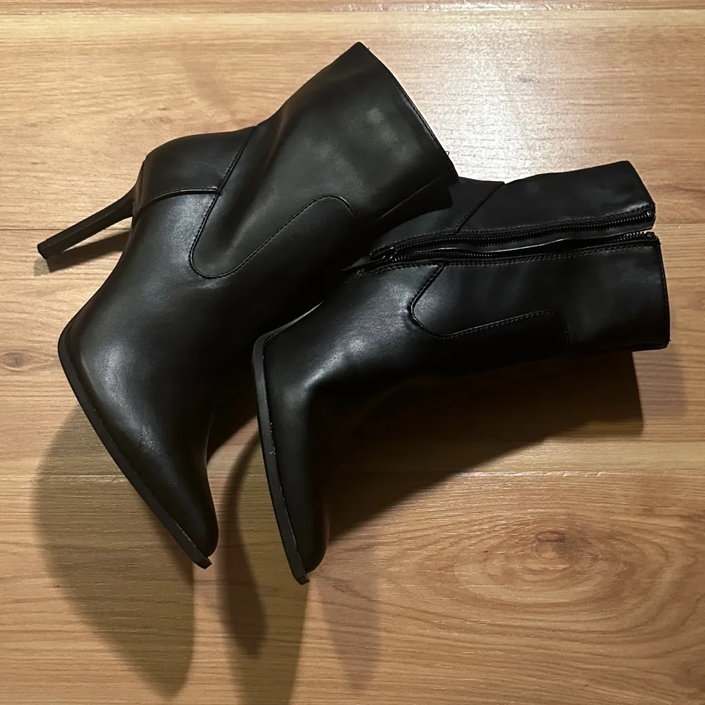 Forever 21 Sleek Black Heeled Boots - Image 7