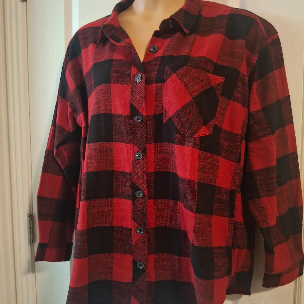 Maurices NWOT XL Red and Black Plaid Button-Up Shirt - Image 3