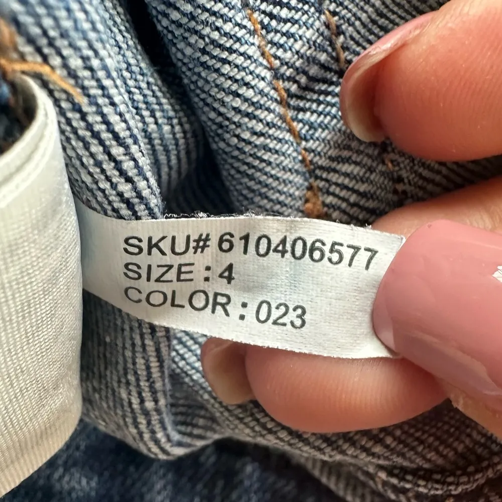 Abercrombie & Fitch Women's 5 Pocket Cuff Raw Hem Medium Wash Denim Shorts 4 27 - Image 6