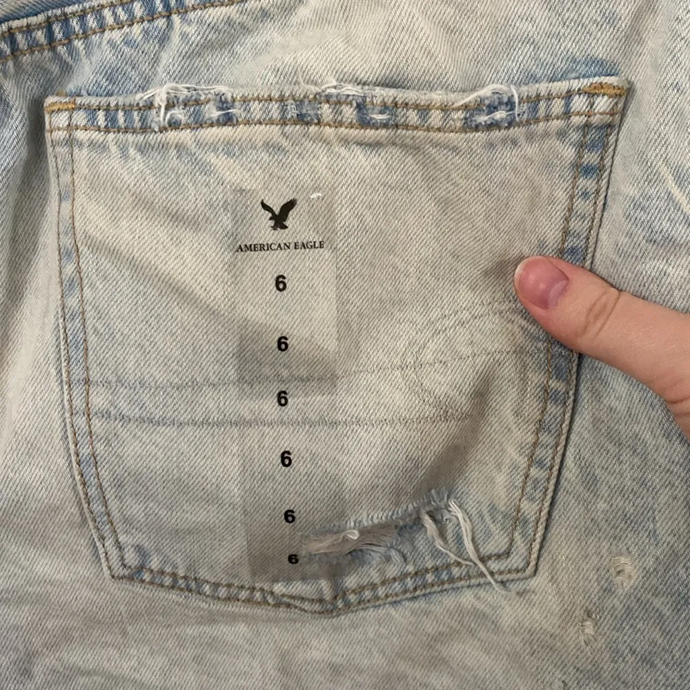 New American Eagle 90s boyfriend acid wash fringe hem denim shorts size 6 - Image 7