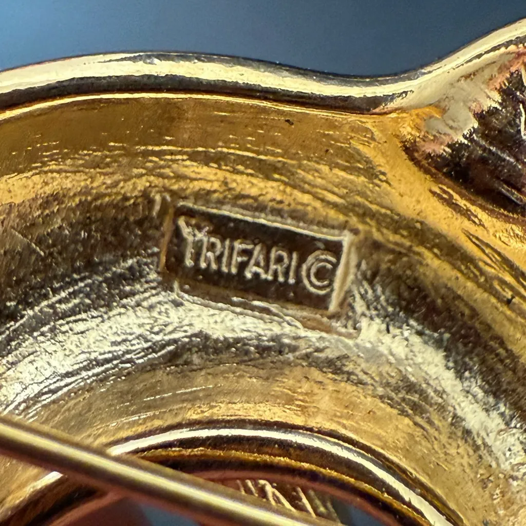 Vintage Crown TRIFARI White Enamel Gold-tone Dolphin Brooch 12.5g. - Image 9