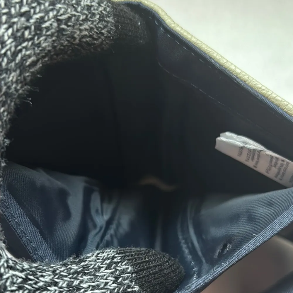 Tommy Hilfiger Wallet EUC - Image 7