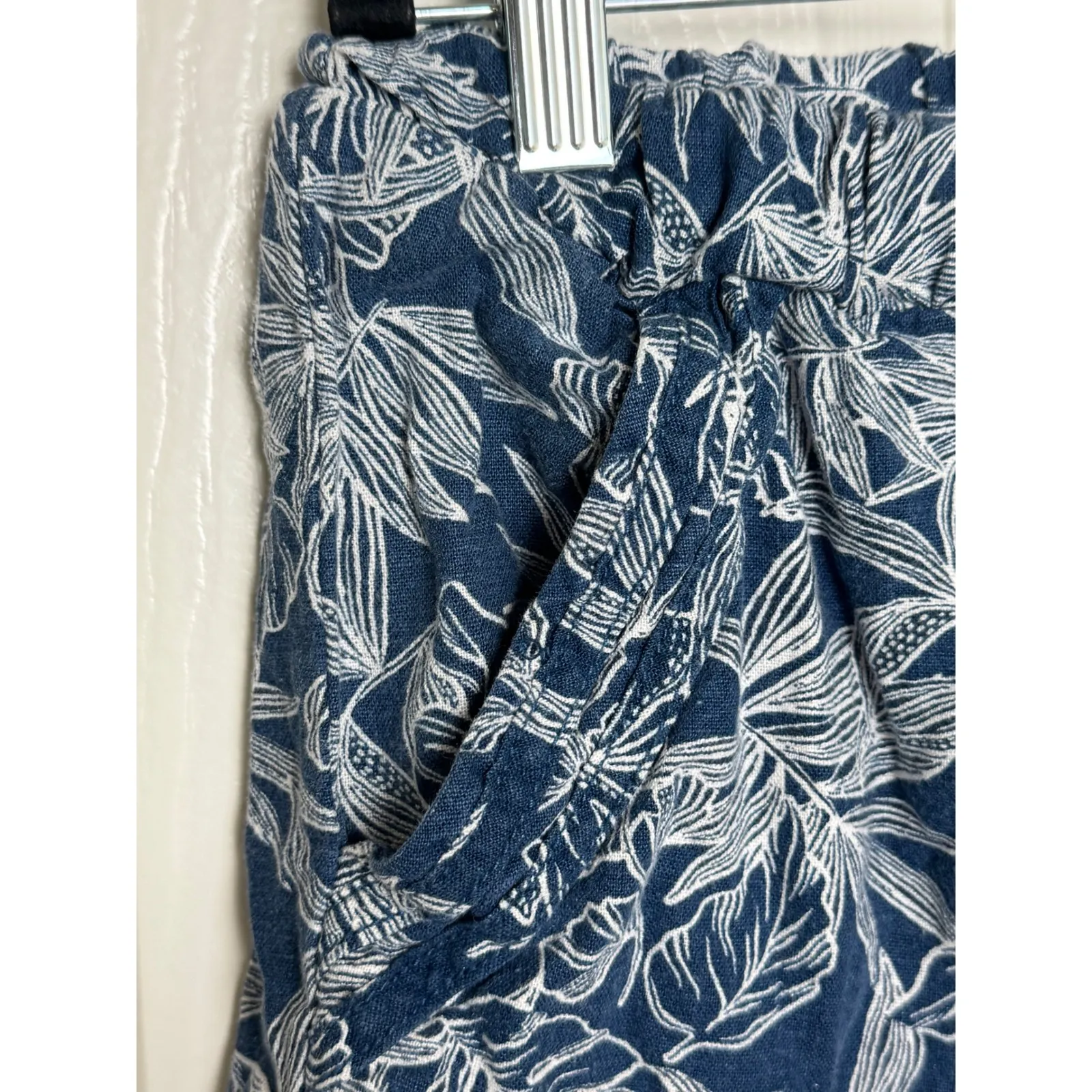 BRIGGS Women's Blue White Leaf Print Linen Rayon Shorts Size Medium Paperbag - Image 3