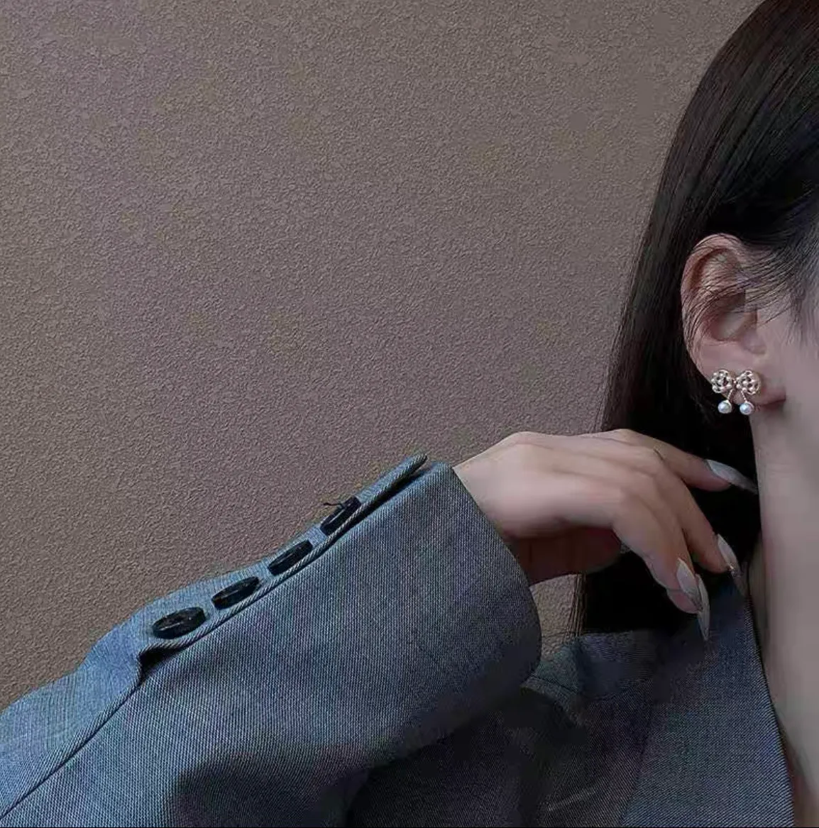 Simple and compact geometric bow pearl earrings Gold - Image 2