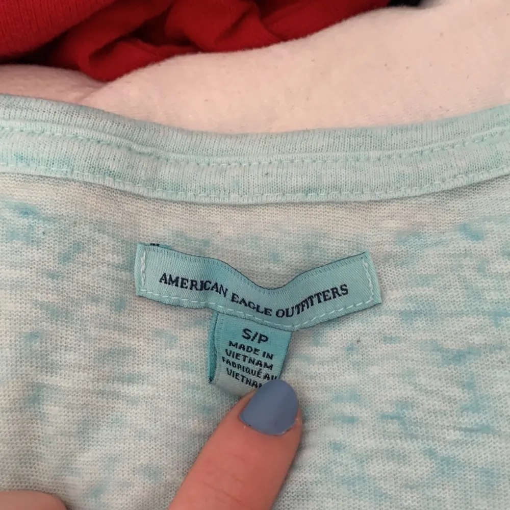 American Eagle Outifitters v-neck - Image 3