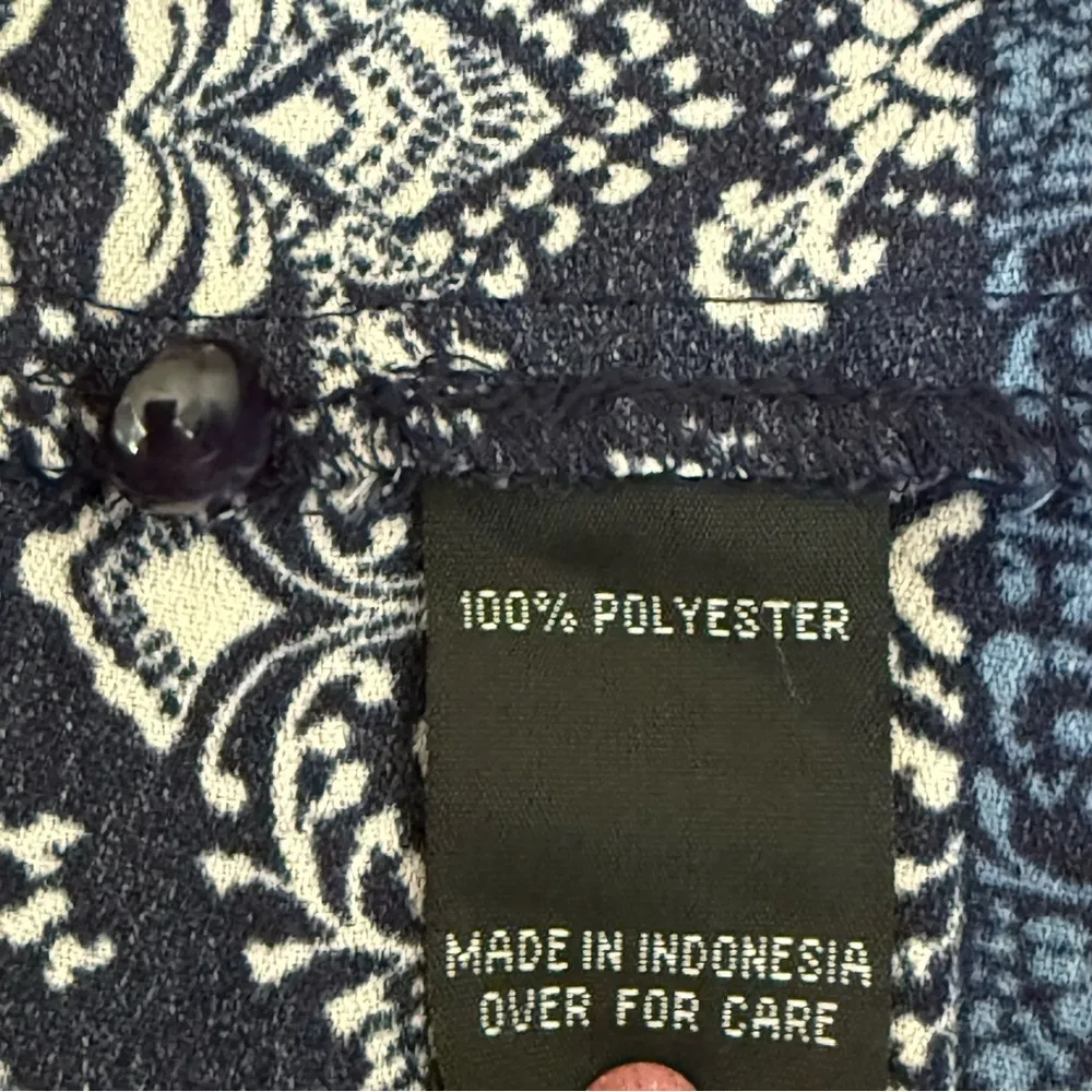 Iz Byer Navy and Cream Patterned Cold‎ shoulder summer Blouse size L polyester - Image 9