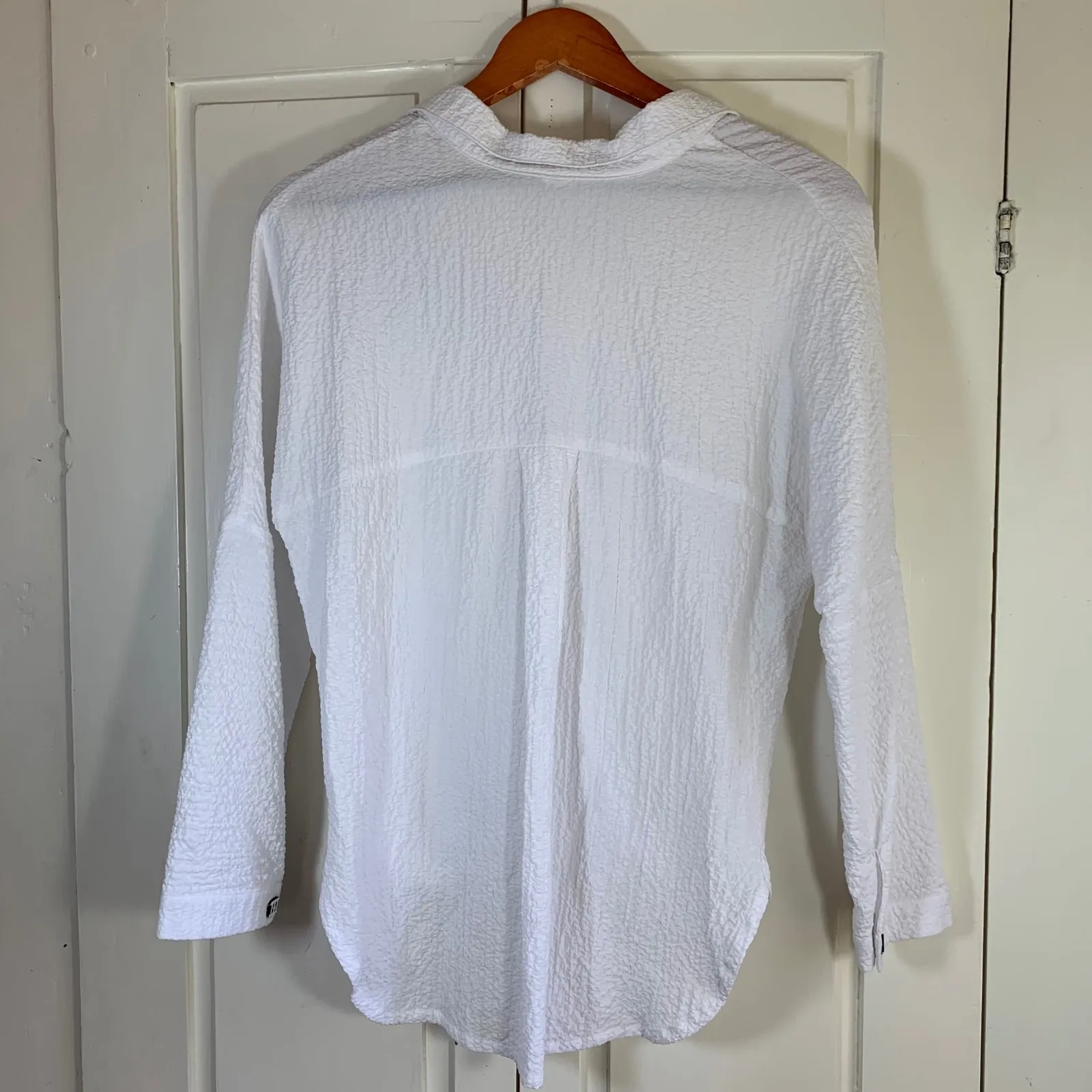 White Crinkle Button Down Top Blouse with Twist Front & Pocket - Size‎ Small - Image 4