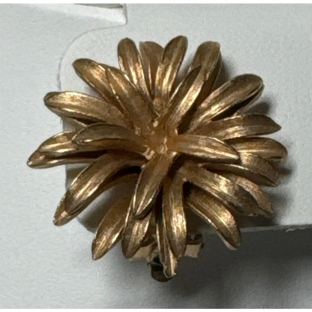 Mid century gold tone flower clip on earings - Image 8