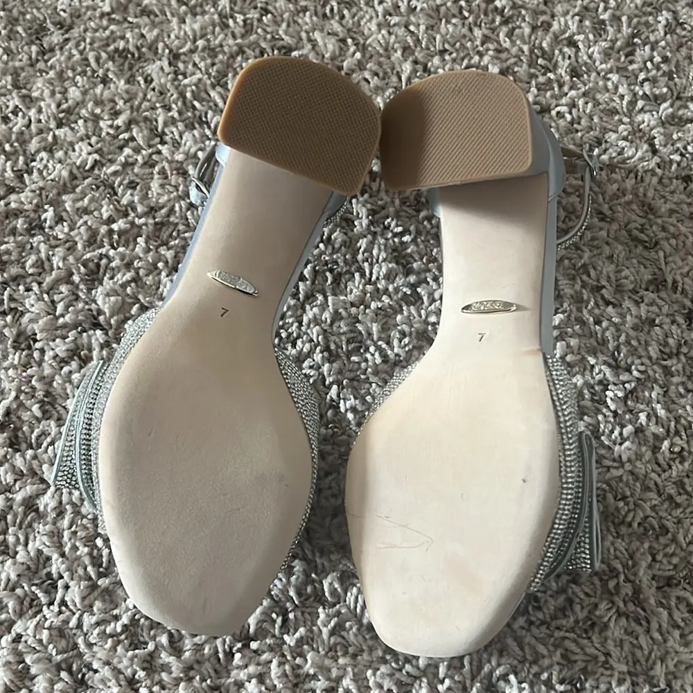 Badgley Mischka Poppy Heeled Sandals in Silver, Size 7 New in Box + Dust Bag - Image 7