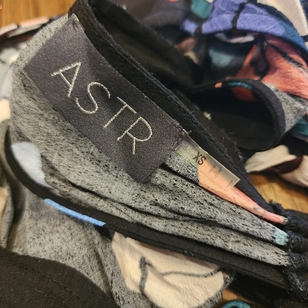 ASTR the Label Black Floral Jumpsuit Sleeveless Halter Wide Leg Jumper pants xs - Image 4