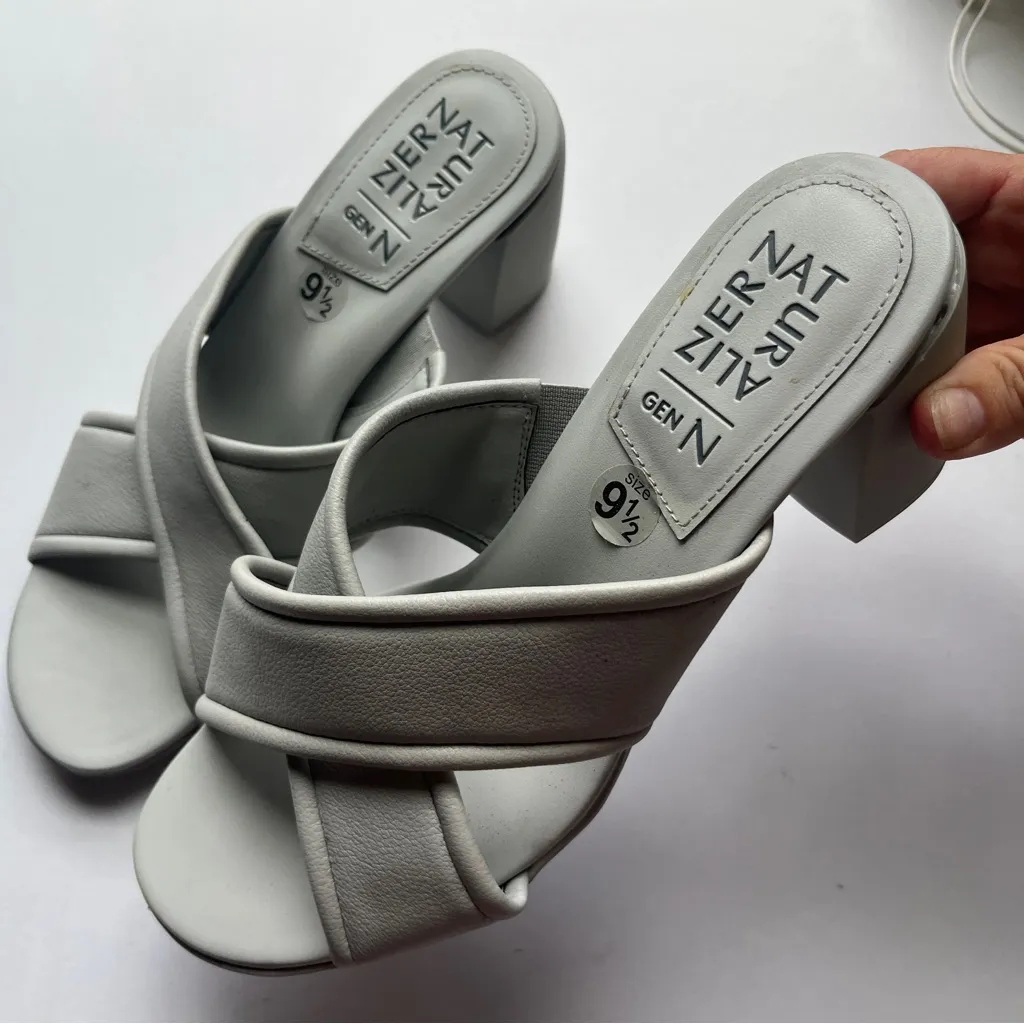 Naturalizer Leather Gray Crisscross Sandals Chunky Heels 9.5 - Image 3