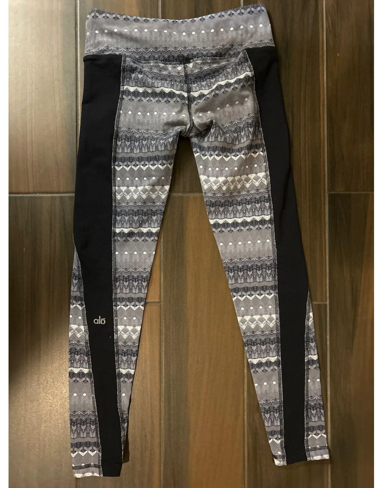 Alo Illusion 3 Tribal Print Leggings Arctic Black Size S. 7/8 Length - Image 2