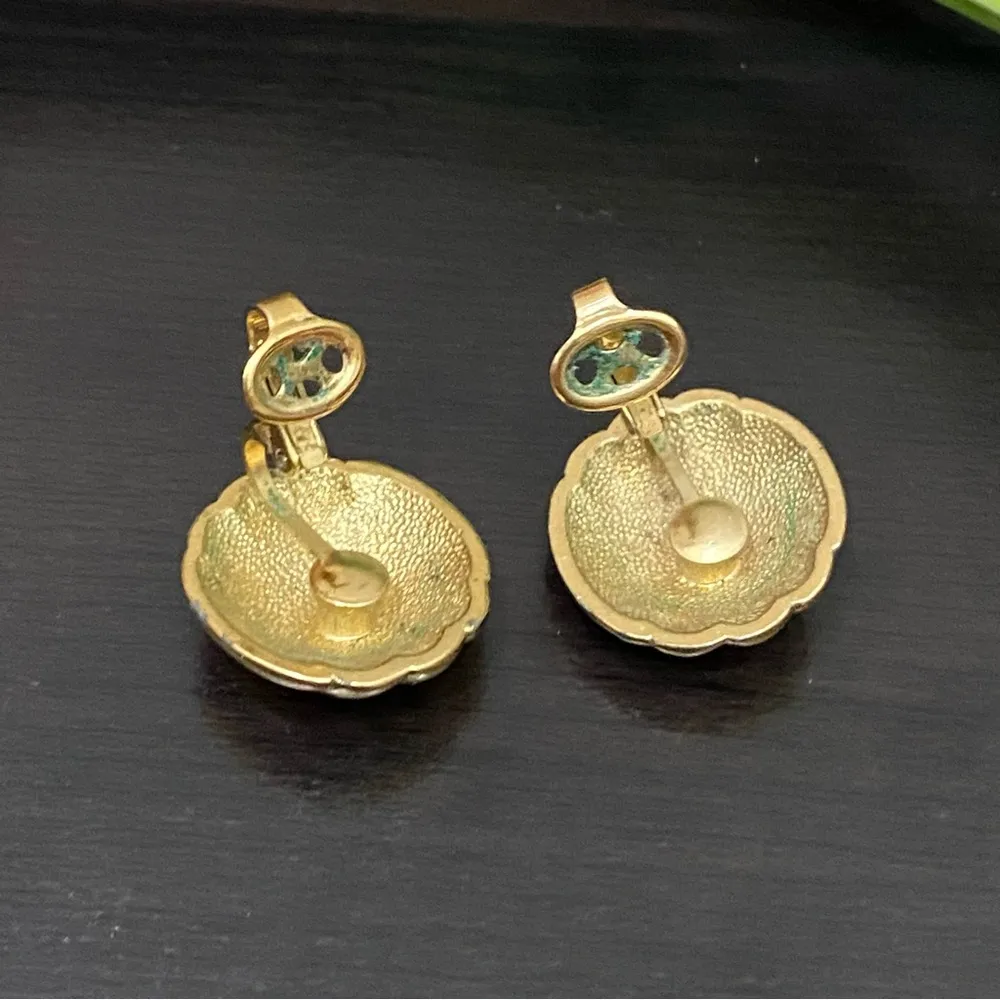 Vintage 60’s TRIFARI Polished Gold- tone Dome Clip On Earrings - Image 11