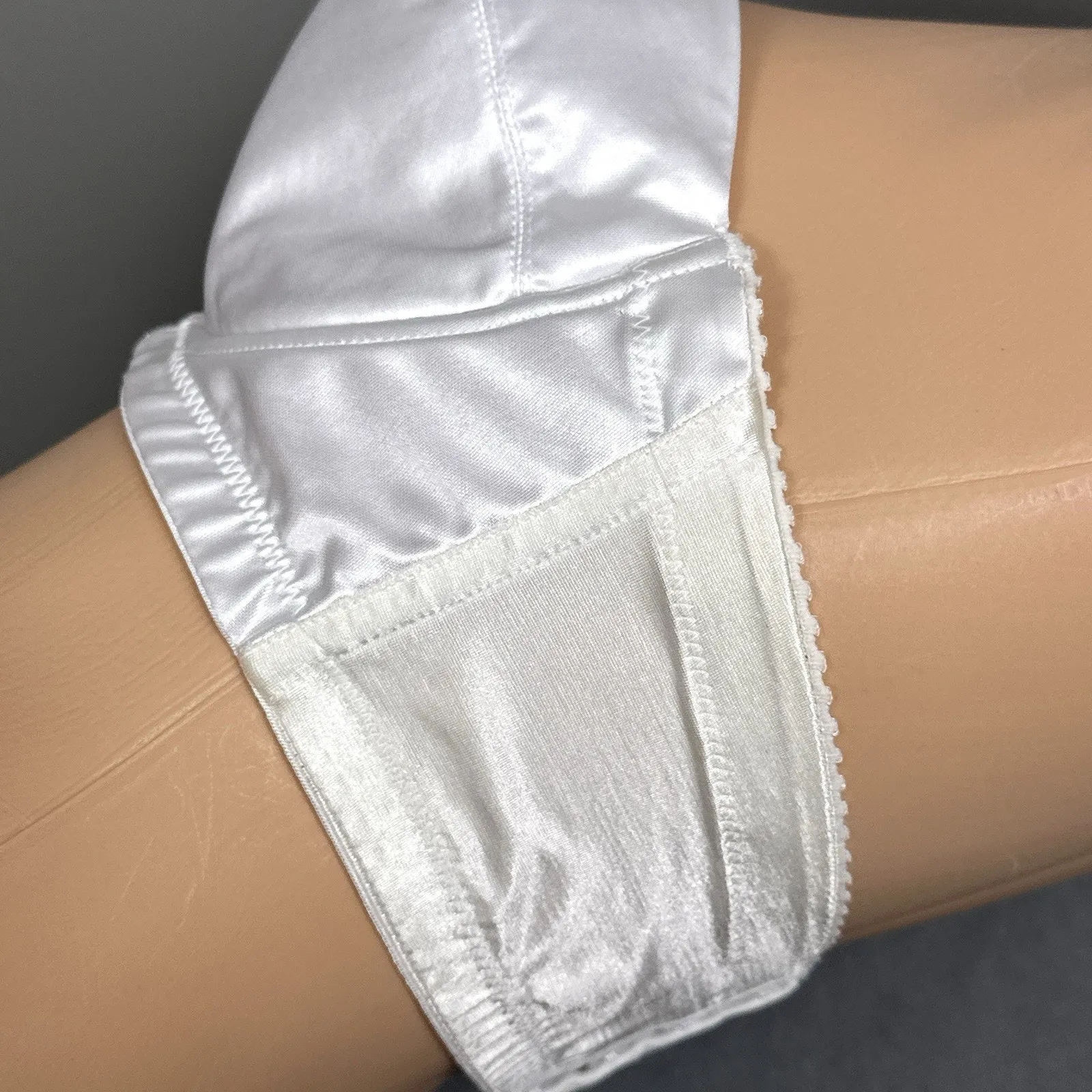 Vintage Delicates Strapless Bra Size 36C White Satin Fiberfill Lined Underwire - Image 5