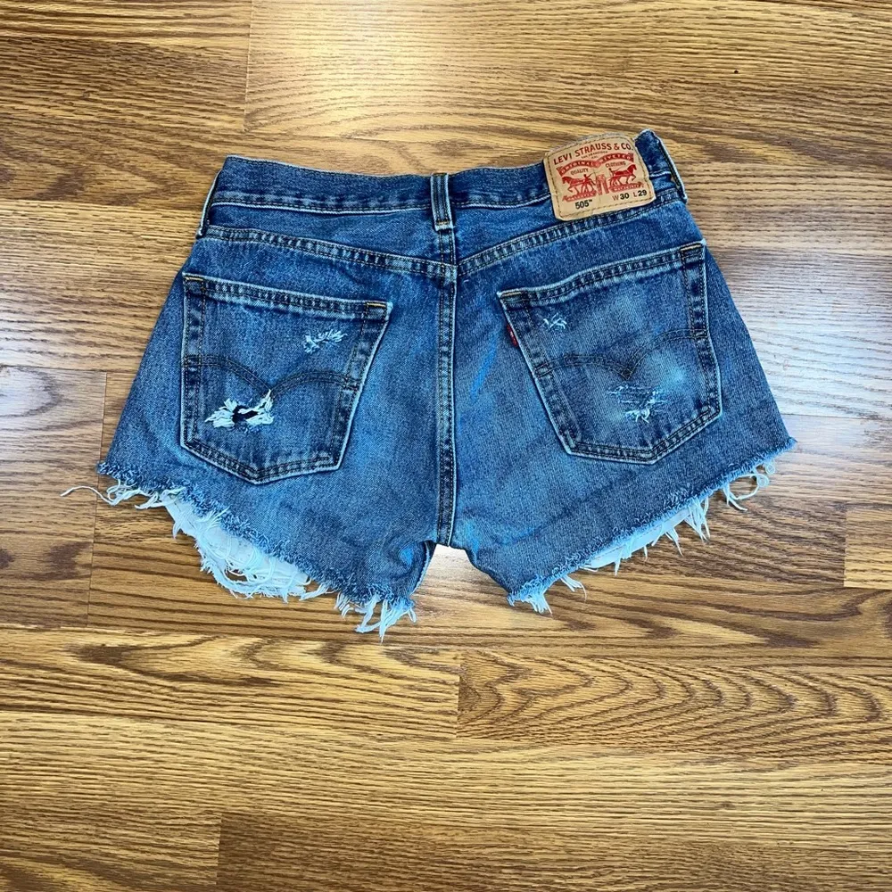 Super Cute Levi’s 505 Cutoff Jean Shorts! Blue Size 30 - Image 2