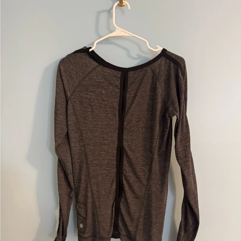 Lululemon grey athletic shirt *accurate sizing on measurements* Size M - Image 3