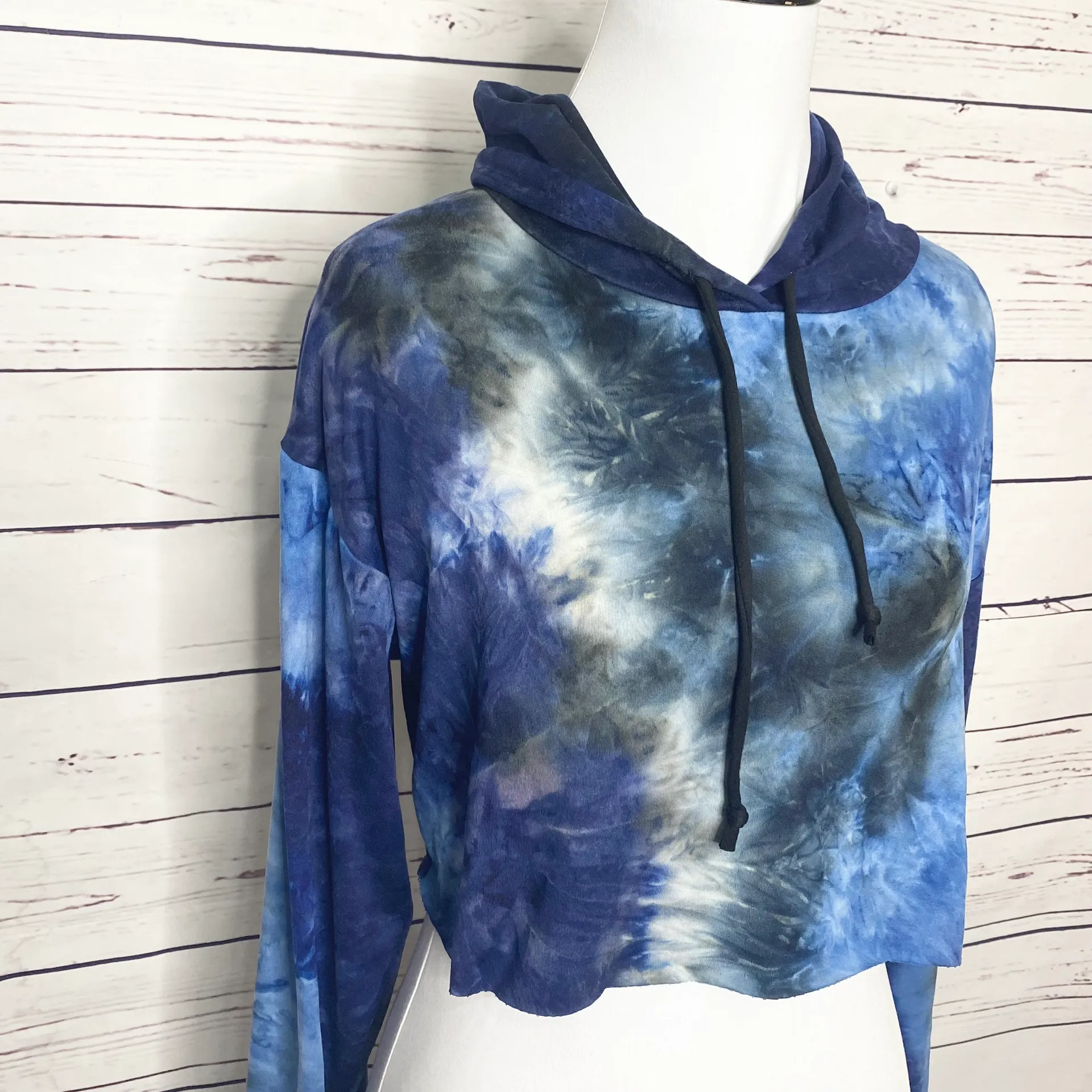 NWT Blue & Black Tye Dye Pullover Cropped Hoodie Size Medium - Image 3