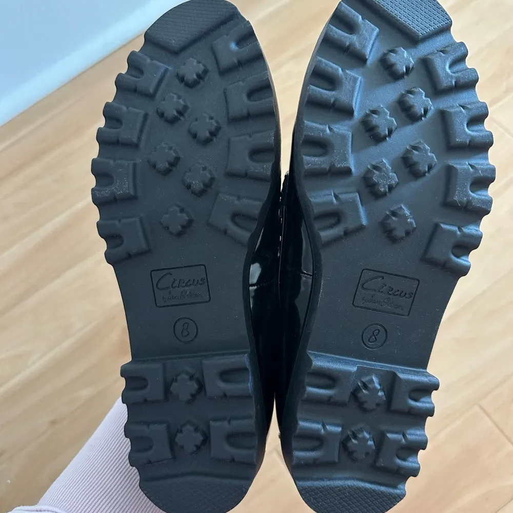 Black Patent Leather Loafers with Gold Chain - Image 4