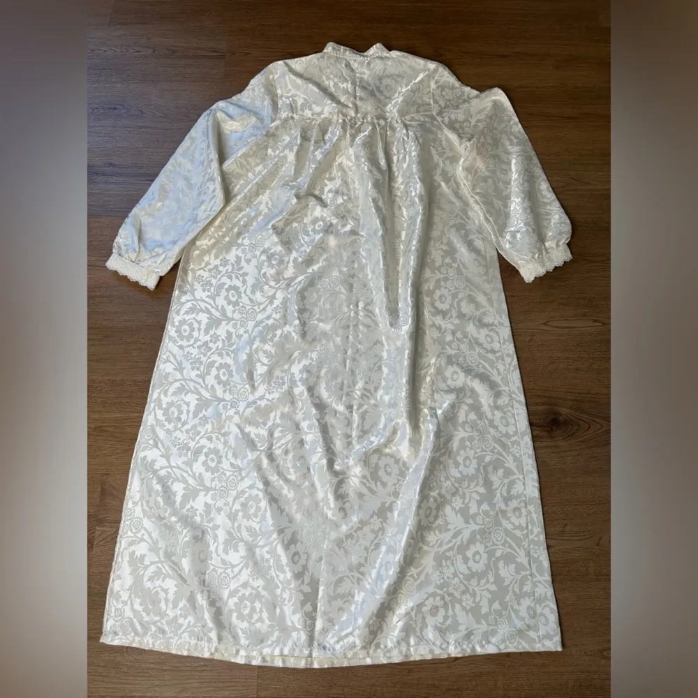 Women’s new cream house gown robe‎ size medium - Image 8