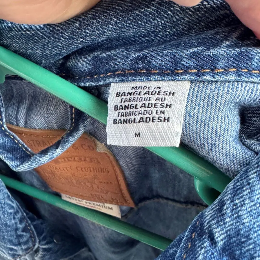 Levi's premium jean jacket size medium - Image 4