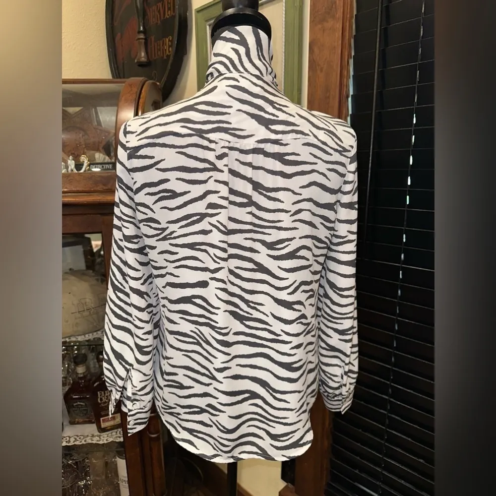 Banana Republic Sheer Button Down Shirt Bow Tie EUC - Image 4