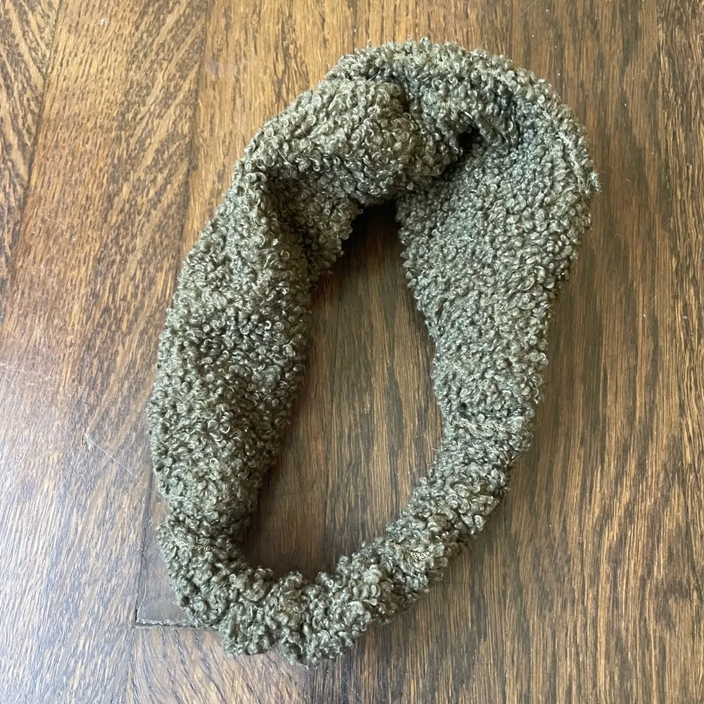 Target a new day fuzzy head band - Image 2