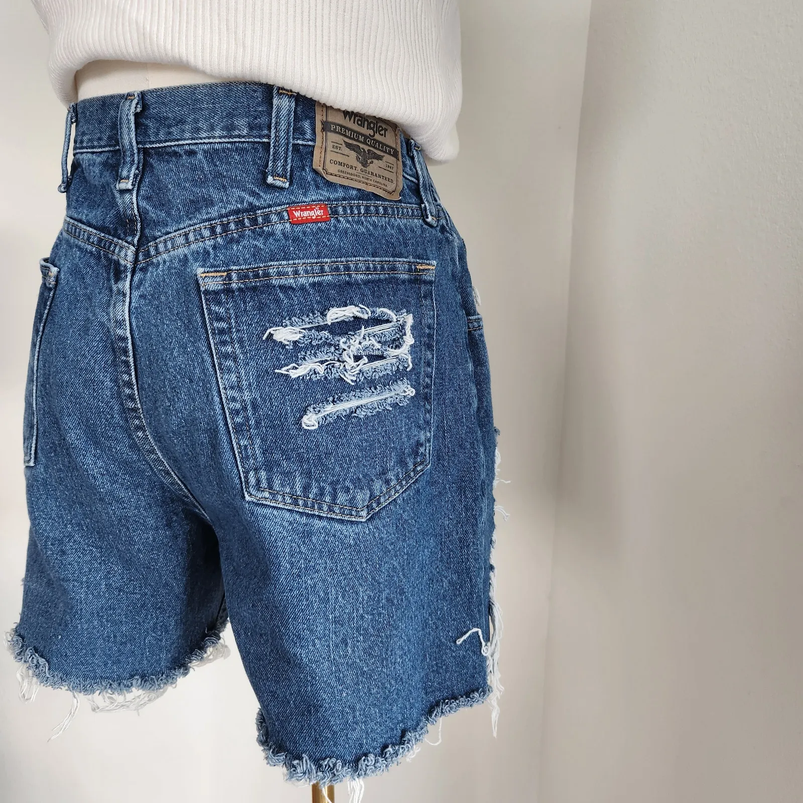 Wrangler Relaxed Fit High Waisted Distressed Denim Jean Shorts Ripped 32–33 - Image 7