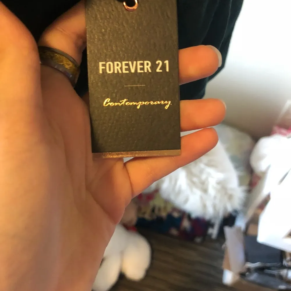 NWT Emerald Green Crop - Image 2