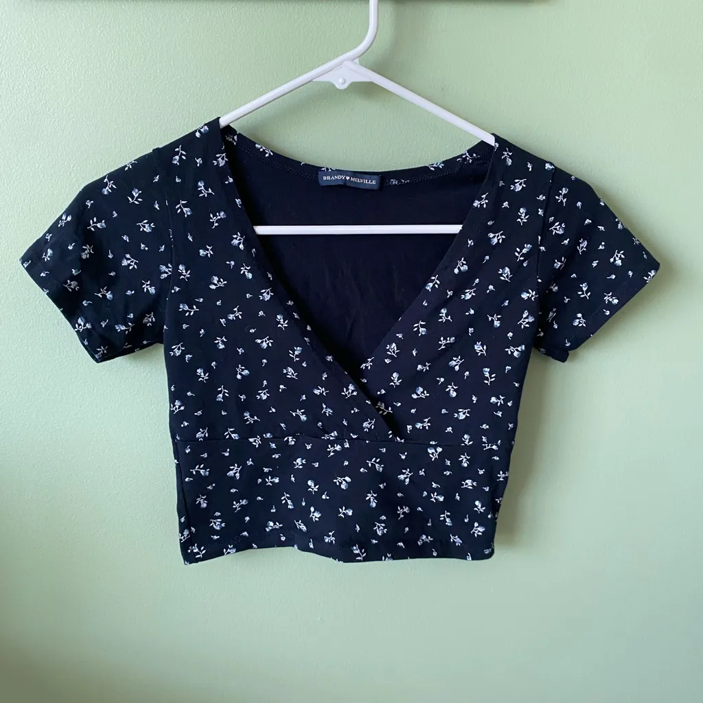 brandy melville navy/floral amara top - Image 3