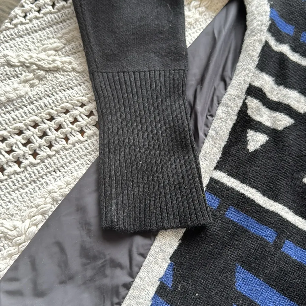 Banana Republic  Windbreaker Crewneck Sweater with Geometric Pattern - Image 4