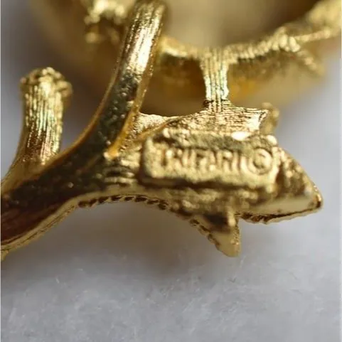 Crown Trifari Vintage Small Rose Flower Brushed Gold Tone 1 1/8 Inch Brooch - Image 3