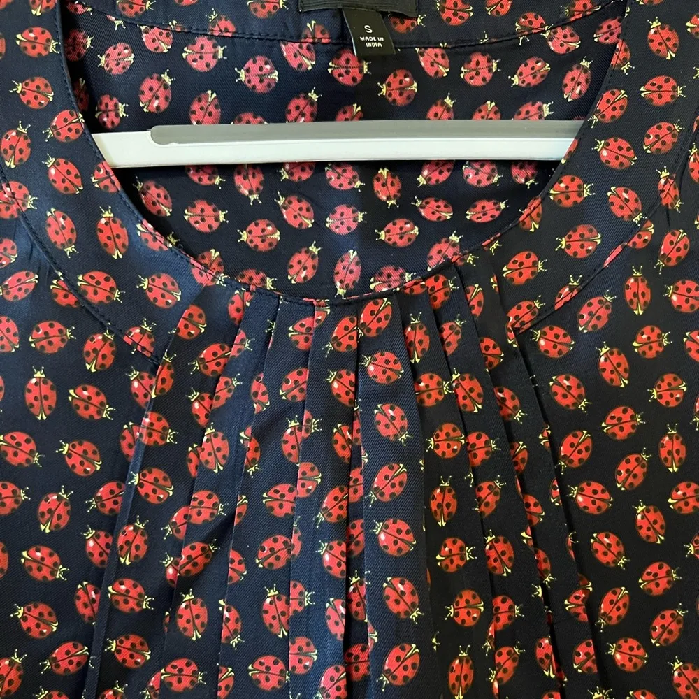 Talbots Sleeveless Ladybug Print Silk Top With Tucks At The Neck Career Small - Image 4