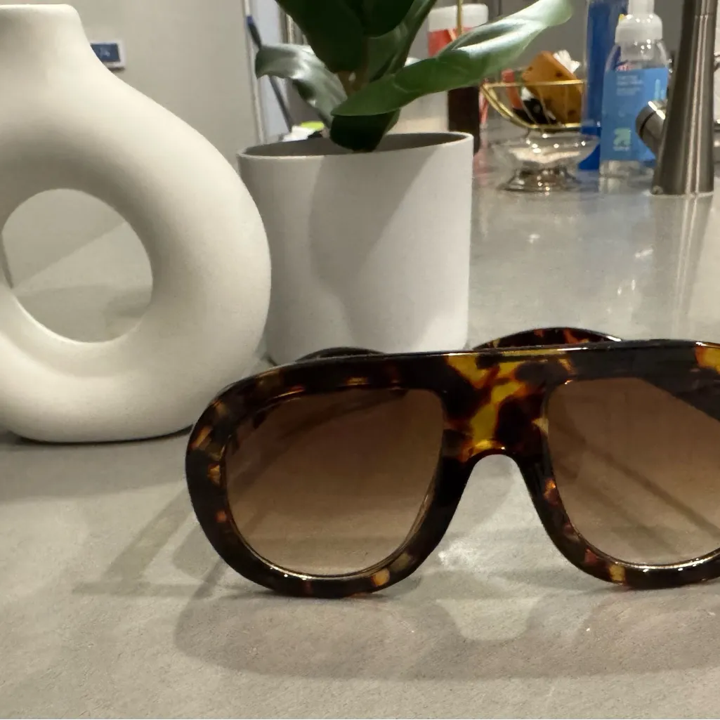 Perfect Condition Tortoise Shell Oversized Aviator/Shield Style Sunglasses Brown - Image 5