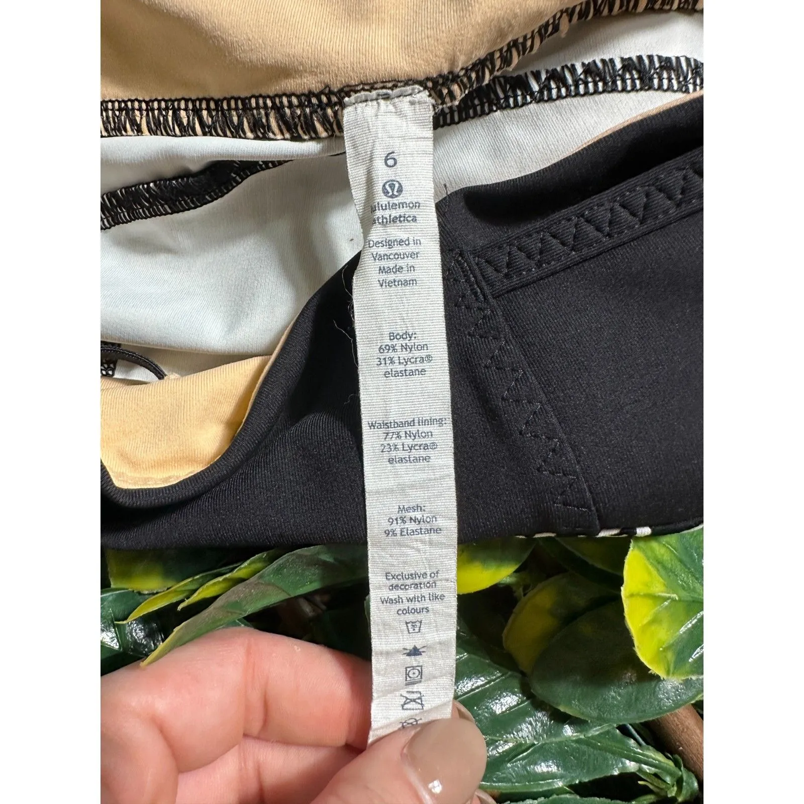 Lululemon Capri Leggings Black White Rose Rosebud Pattern Size 6 - Image 4