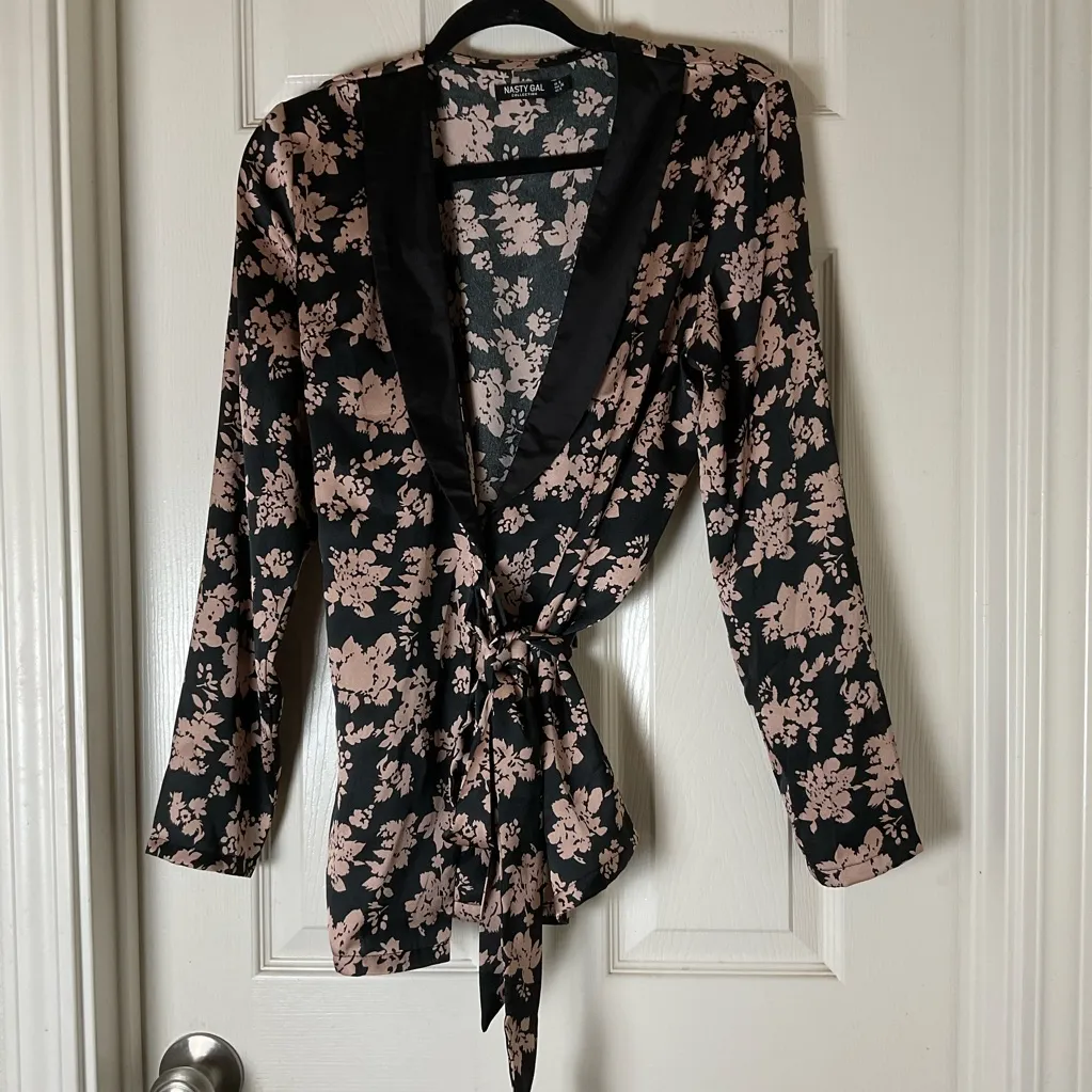 Nasty Gal Silky Satin Growing Together Floral Wrap Jacket in size 4 - Image 2