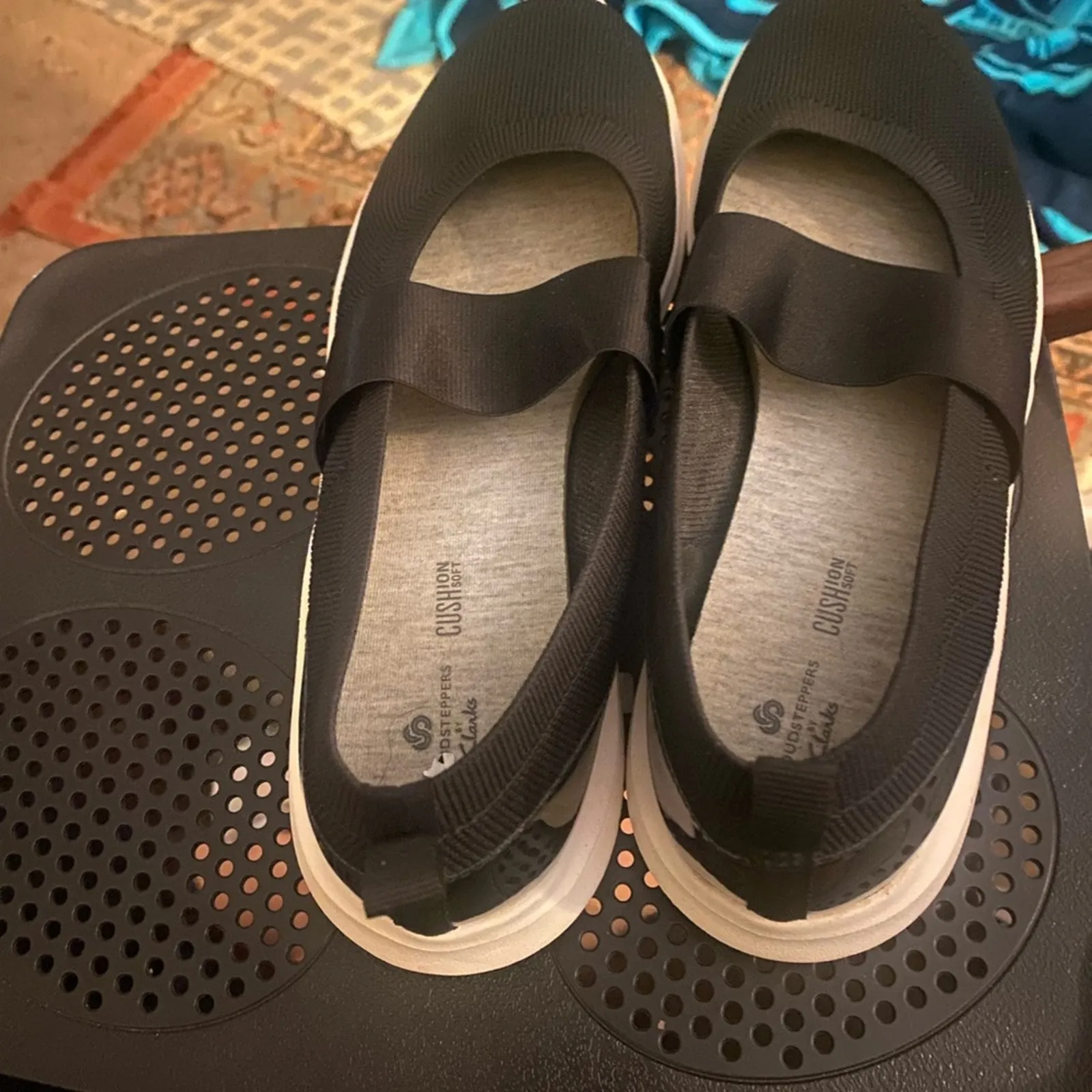 Clarks  nova al black slip ons size 9.5 - Image 5