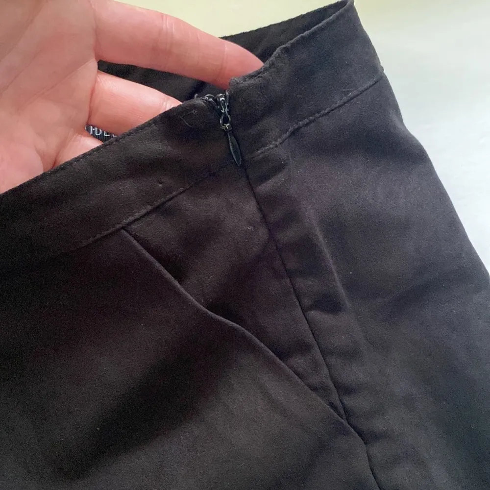 Double Zero women’s faux suede black embroidered scalloped shorts, size large - Image 3