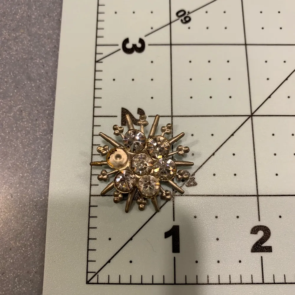 Vintage Silver Rhinestoned Snowflake Brooch Pin (missing 1 gem) - Image 6
