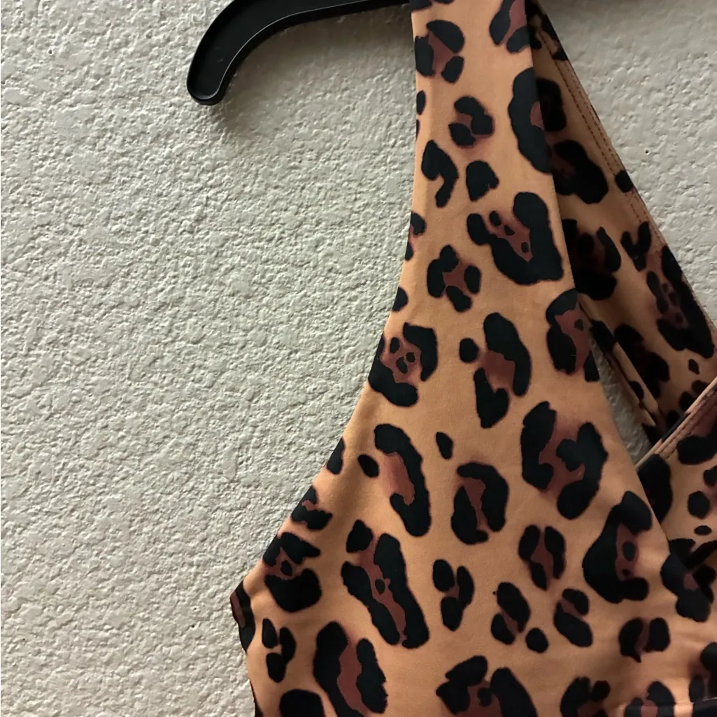 Fabletics Oasis Twist Medium Impact Sports Bra Leopard Print - Image 7