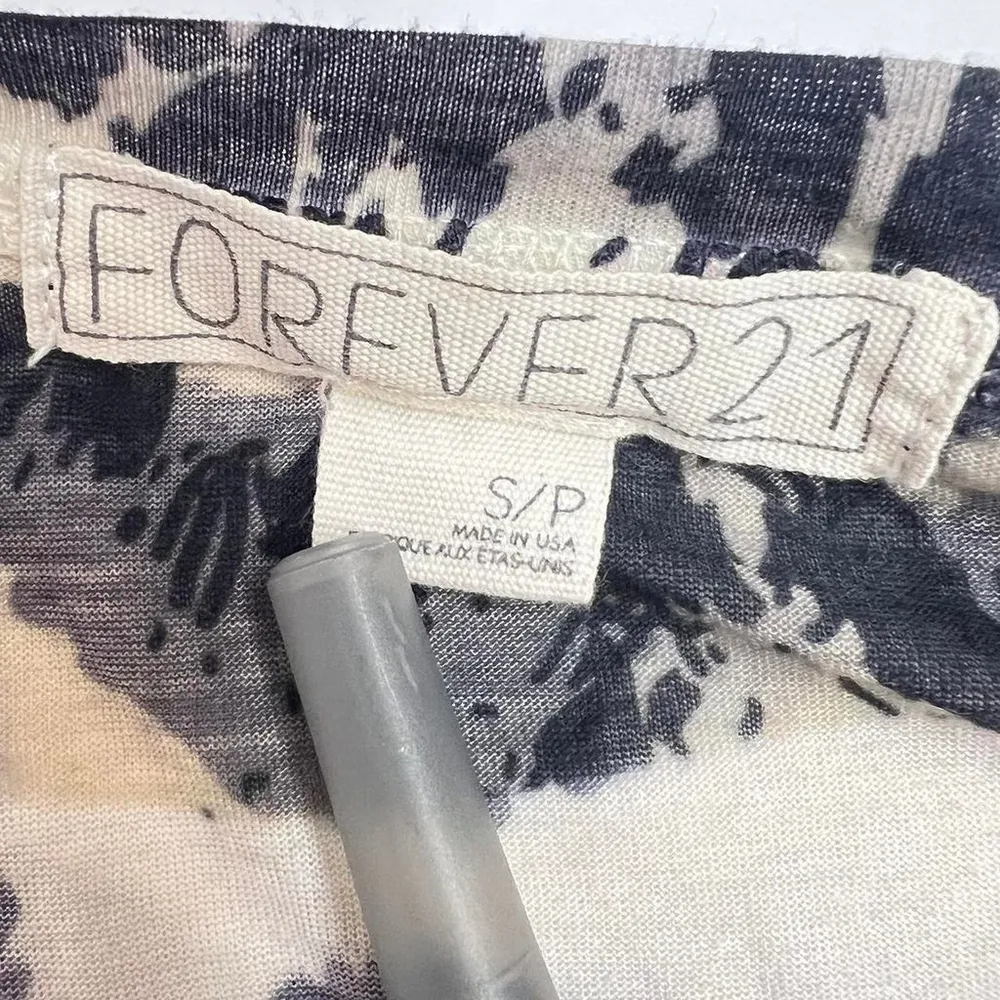 Forever 21 Top Animal Print Size S Short Sleeve - Image 4