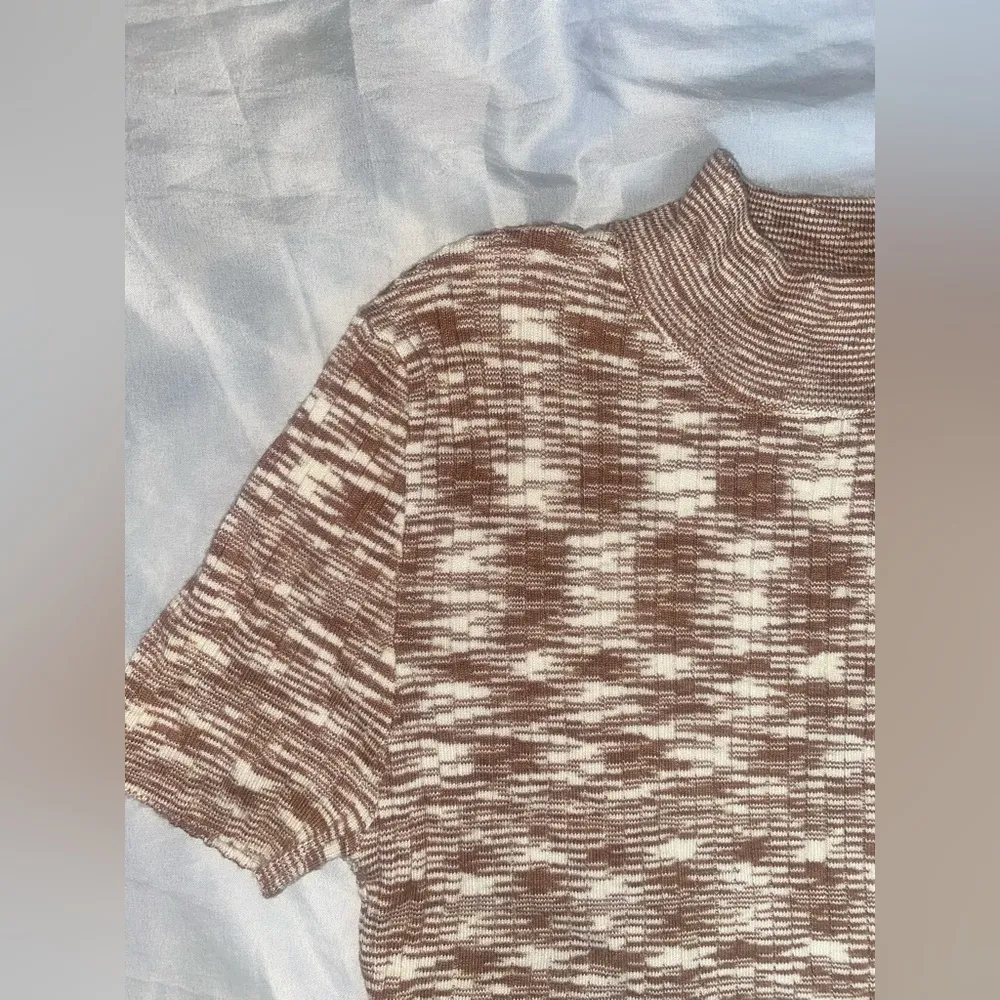 cream and brown knit patterned crop top with mock neck - Image 3