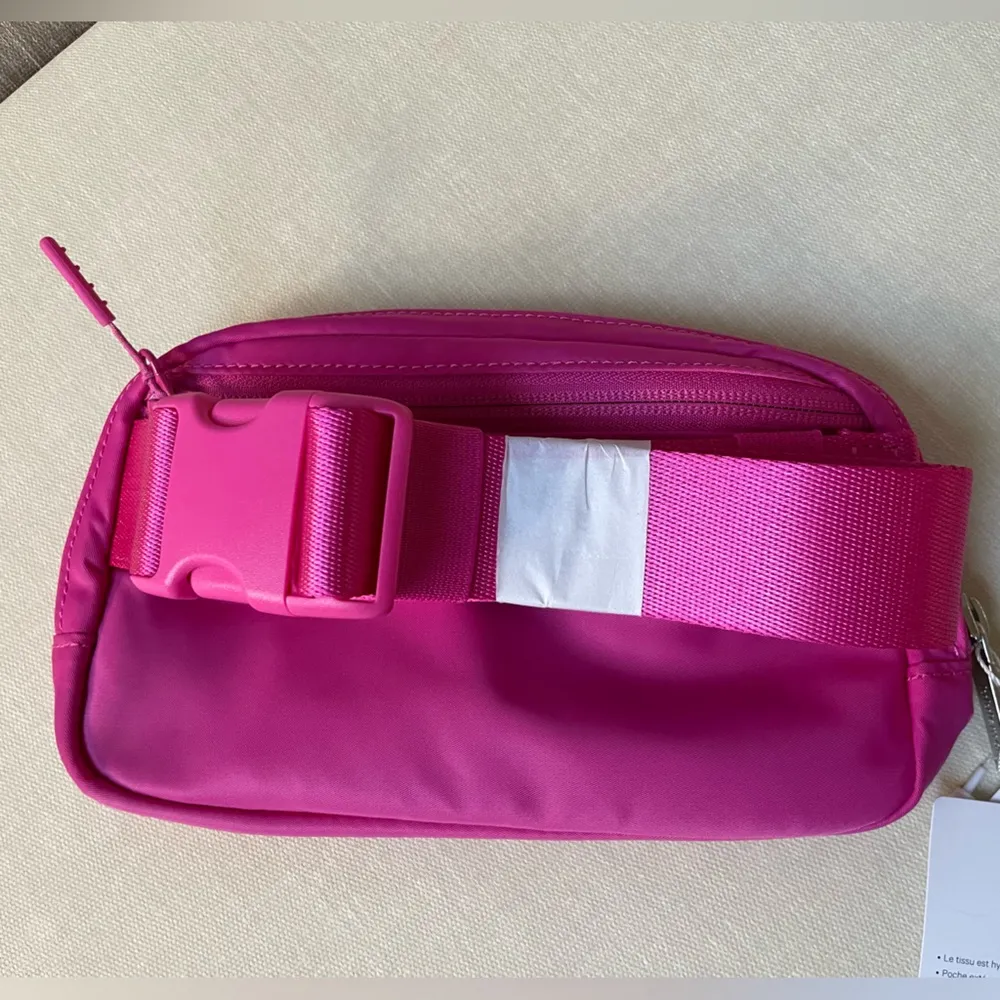 everywhere belt bag 1L sonic pink - Image 5