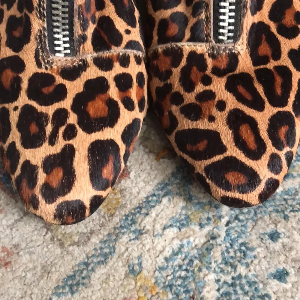 Dolce Vita Leopard Print Calf Hair Zip Front Block Heel Booties Size 8.5 Brown - Image 4