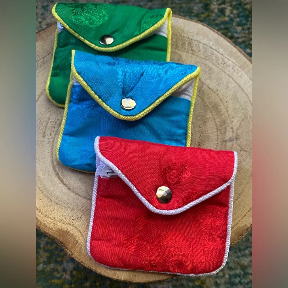 Vintage mini embroidered floral silky travel jewelry pouches, set of 3 Blue - Image 2