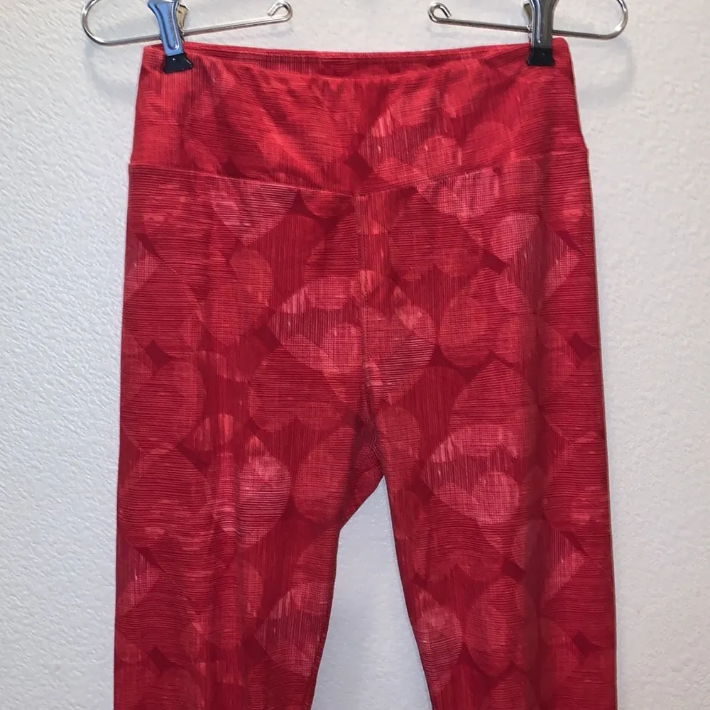 LuLaRoe  red heart pattern one size ankle length leggings - Image 2