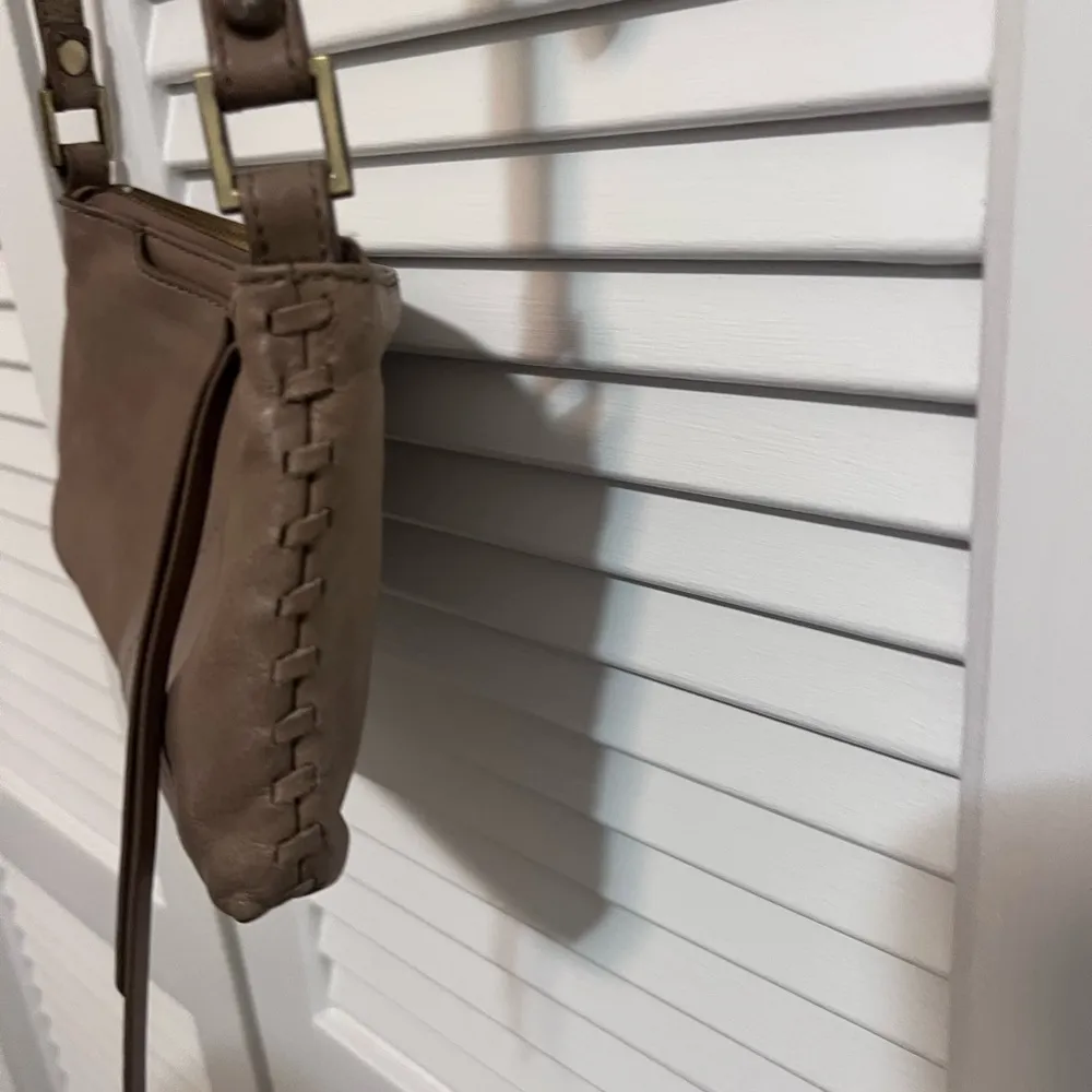 HOBO cross body, taupe color. Zipper top closure with adjustable strap. Tan - Image 4