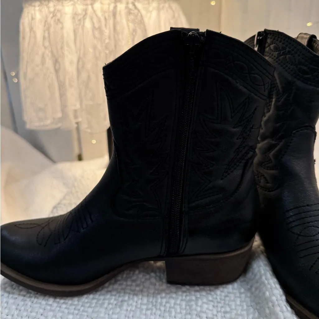 Coconuts by Matisse Black Ankle Boots - Image 4