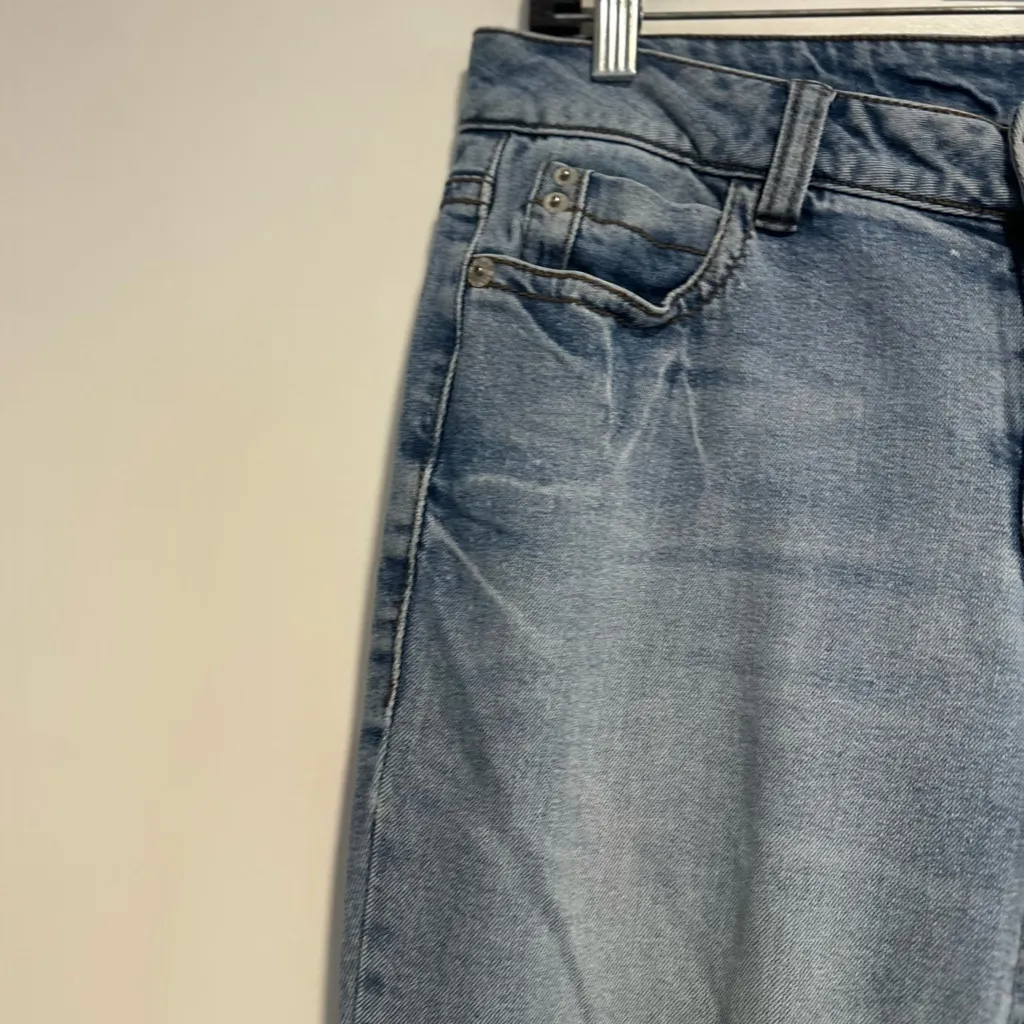 DKNY JEANS Sz:10  High Rise Straight Leg Light Wash Rear Zipper Pocket Jeans. - Image 9