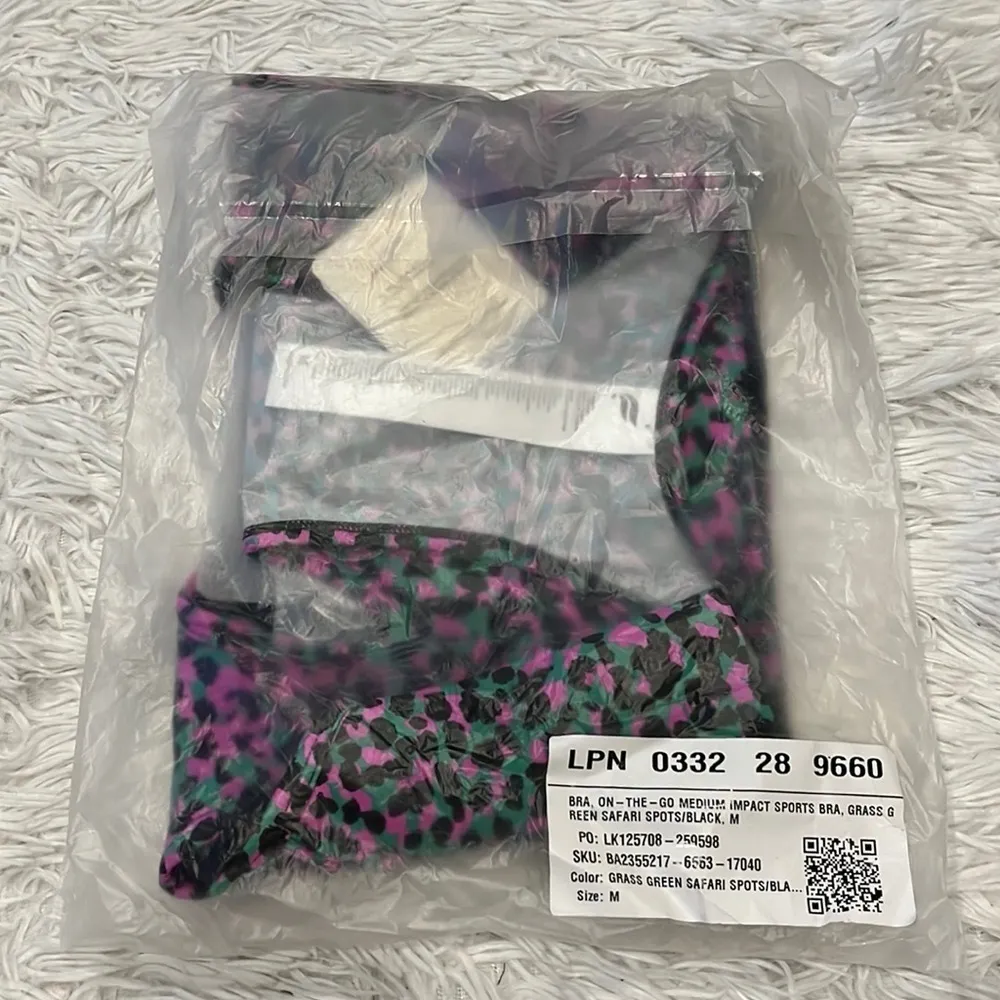 FABLETICS BRA ON THE GO MEDIUM IMPACT SPORTS BRA GRASS GREEN SAFARI SPOTS/BLACK - Image 3