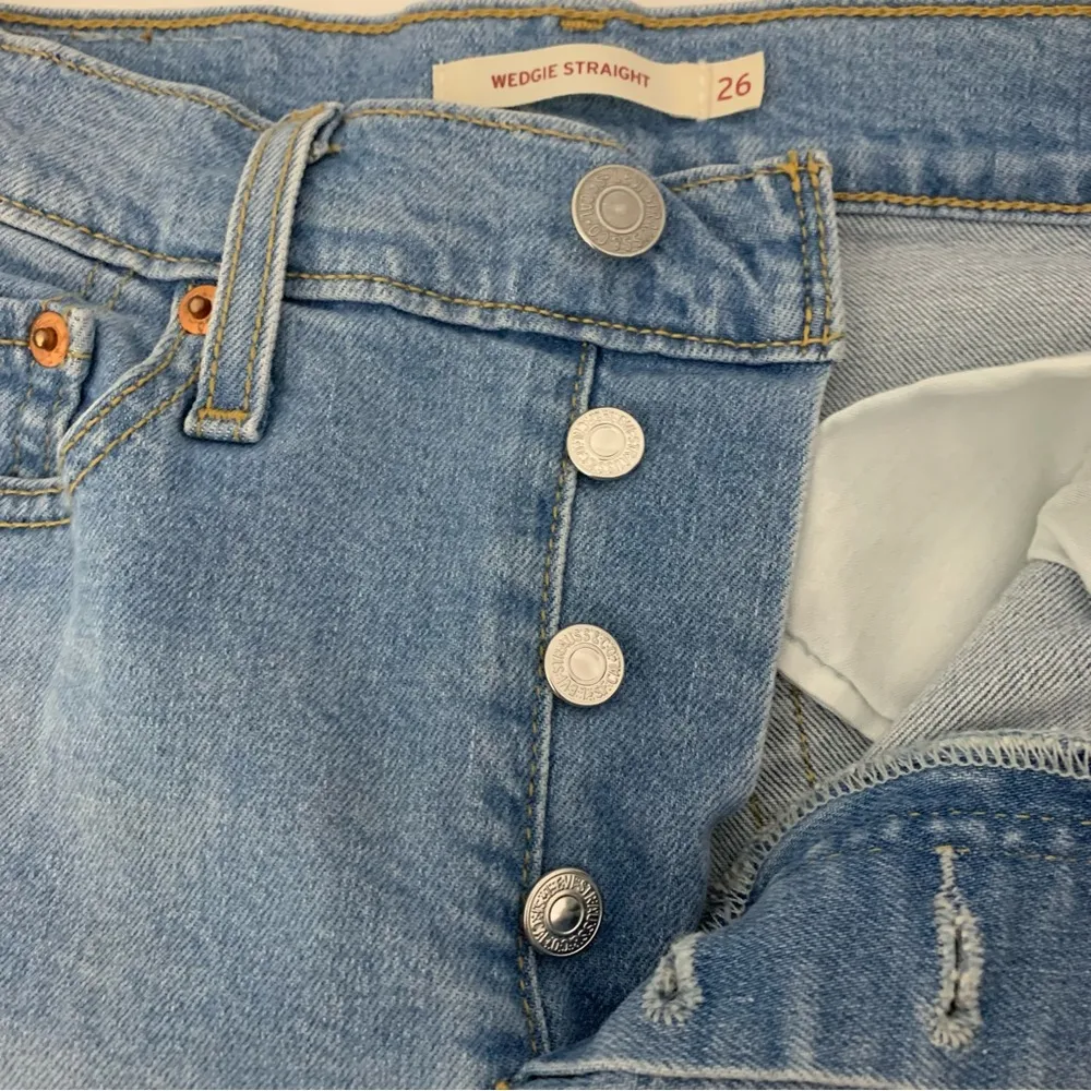 EUC Levi’s Wedgie Straight Button Fly Distressed Raw Hem Jeans Size 26 - Image 4